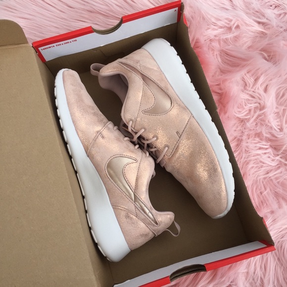 nike roshe run rose gold